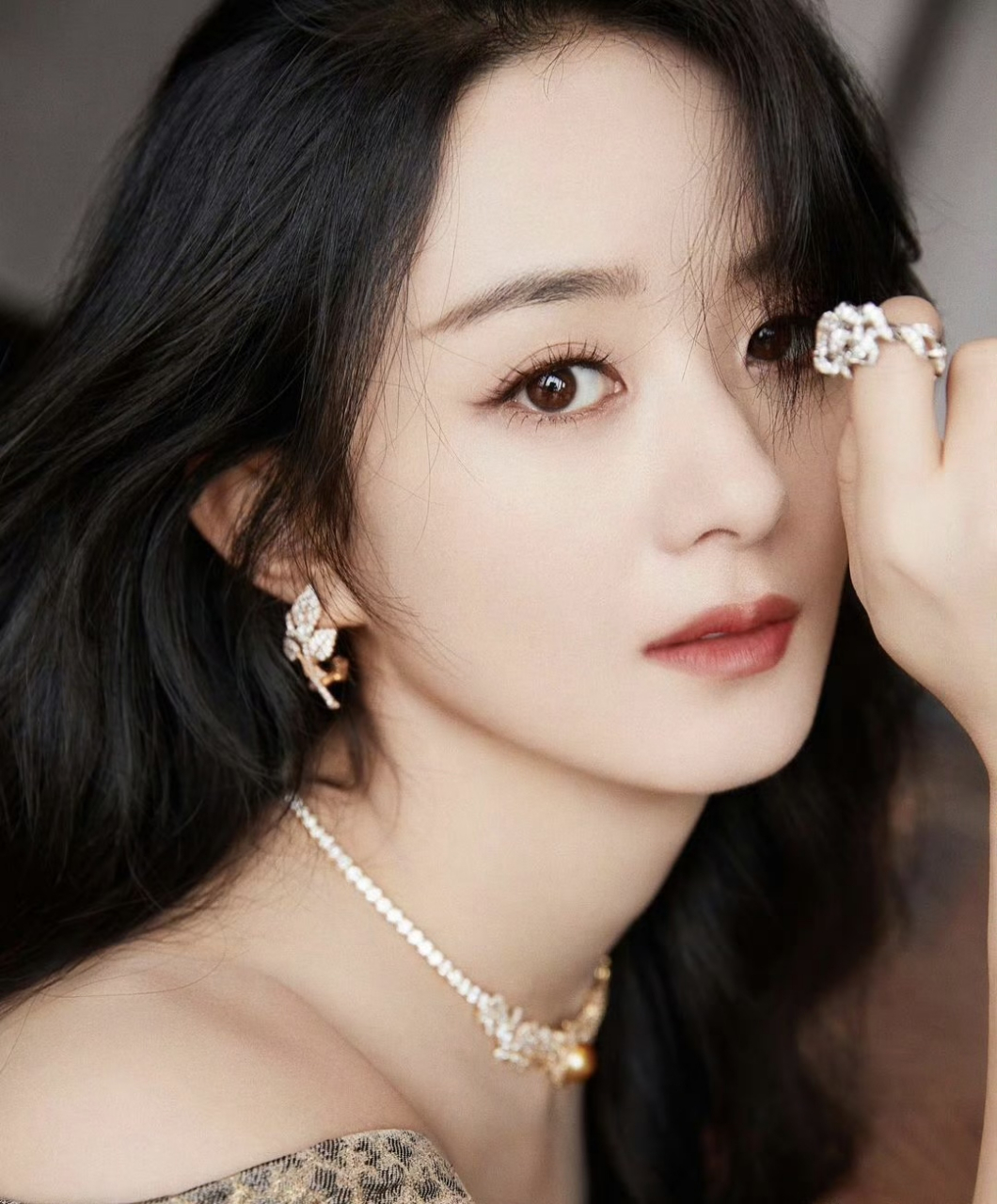 赵丽颖身穿豹纹抹胸裙秀出少女肩,烈焰红唇魅力四射.