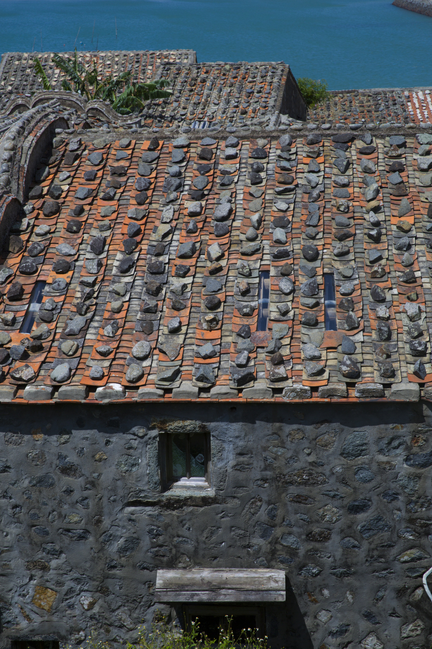 福建平潭岛传统民居～石头厝 为适应气候与地形特点,当地居民顺应自然