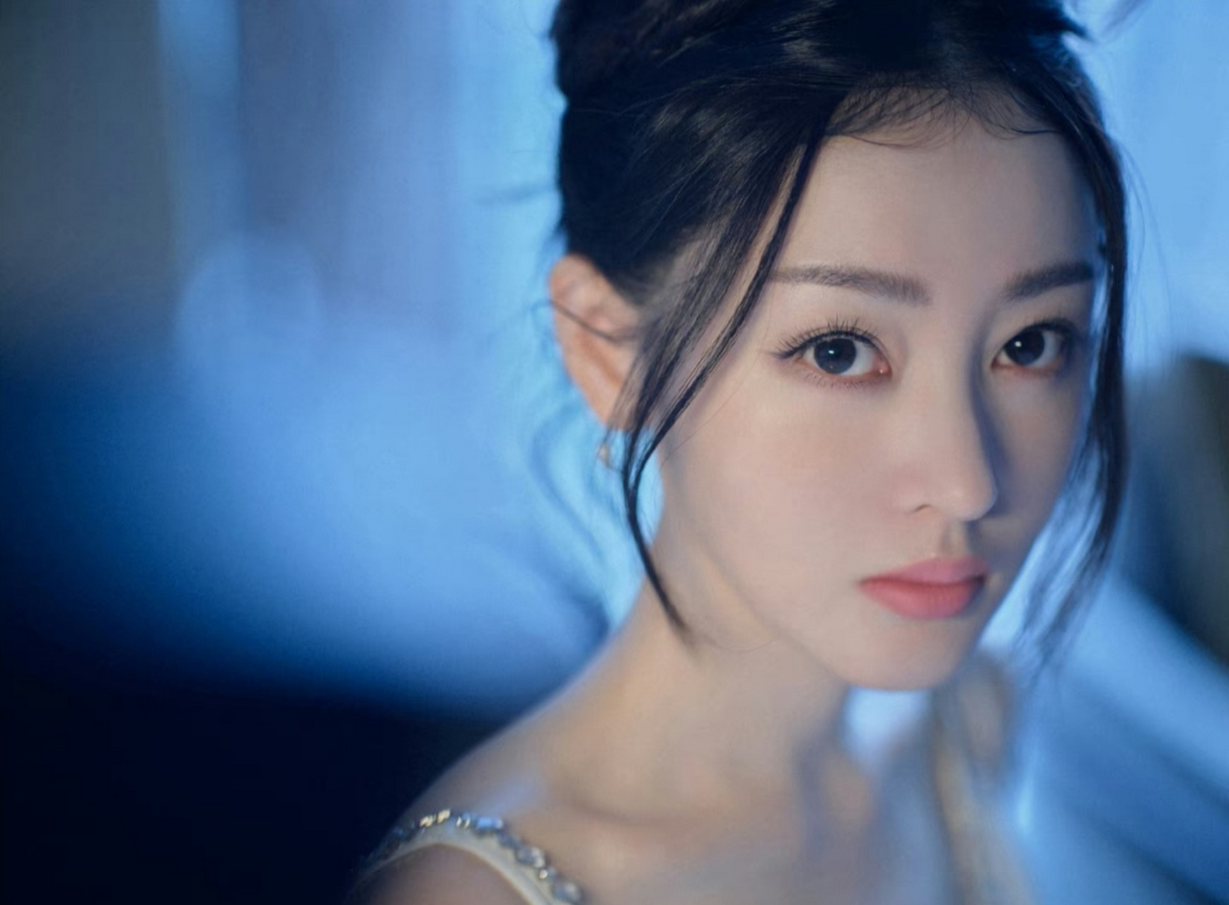 清纯妩媚,气质高雅的#张天爱# 一袭白色吊带深v礼裙,肤白貌美的容颜