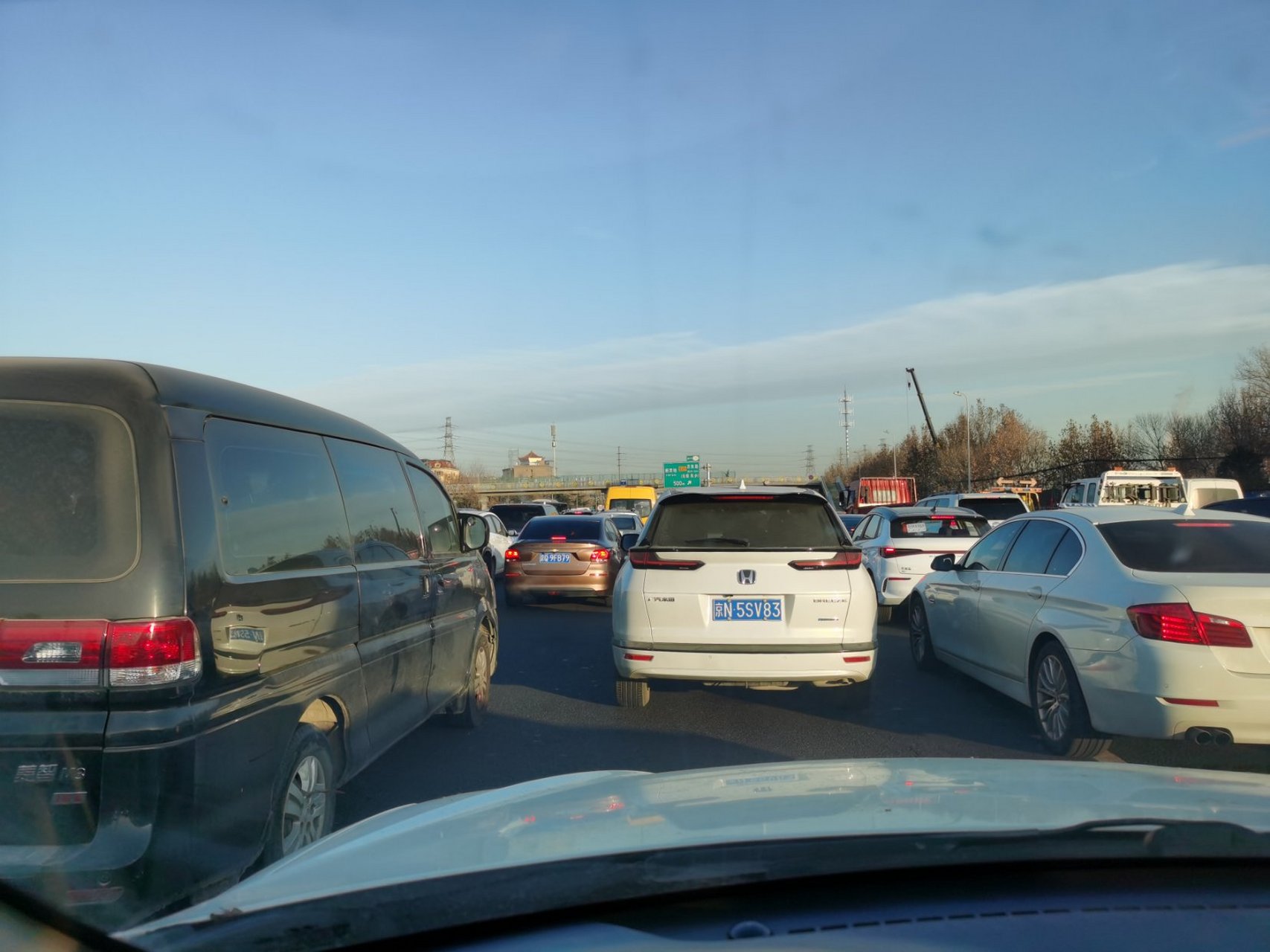 出西红门收费站进京路段严重拥堵,各位注意避让,宛如停车场,一动不动