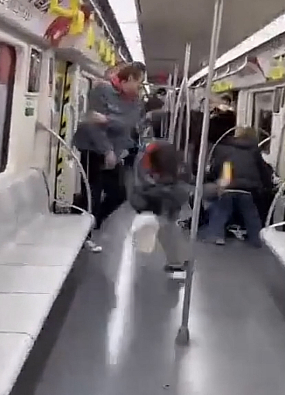 天津,两男子在地铁2号线车厢内,因为抢占座位,双方从言语冲突到最后大