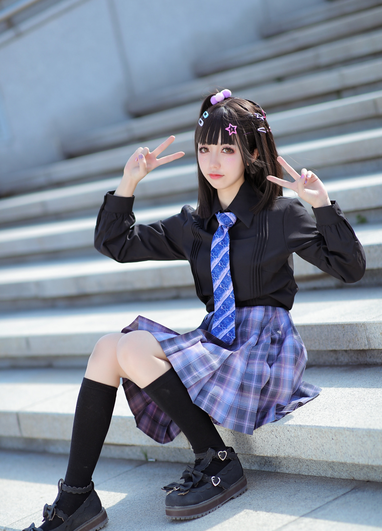 就偷看一眼坐台阶上的短裙"黑丝"jk少女,你怎么把铁棒拿出来了