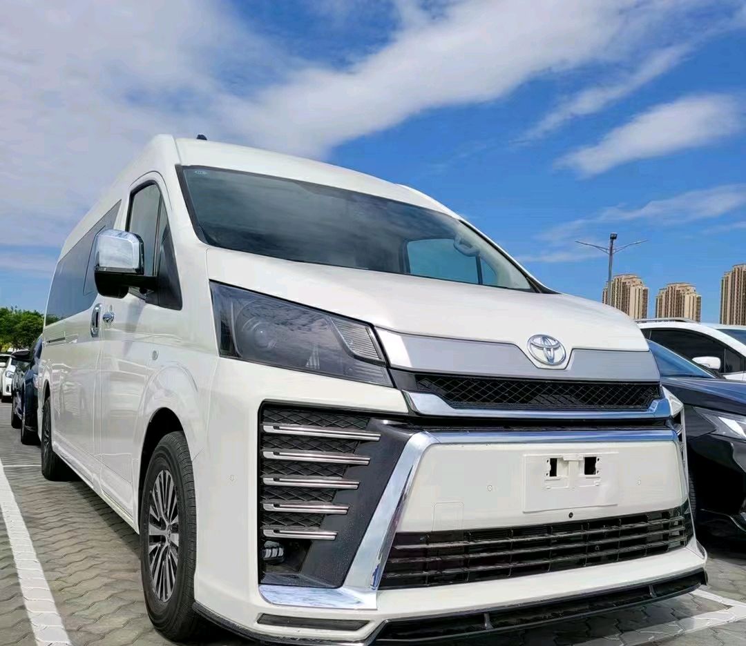 豪华媲美埃尔法,6缸 后驱,丰田mpv家族新成员,港口实拍granvia