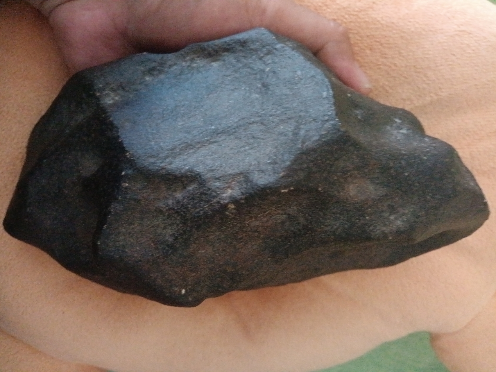 新疆石铁陨石,气印明显.