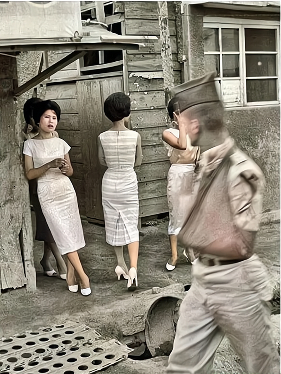 战后的日本,日本女子组建了庞大数量的"女子挺身队",为国家献身.