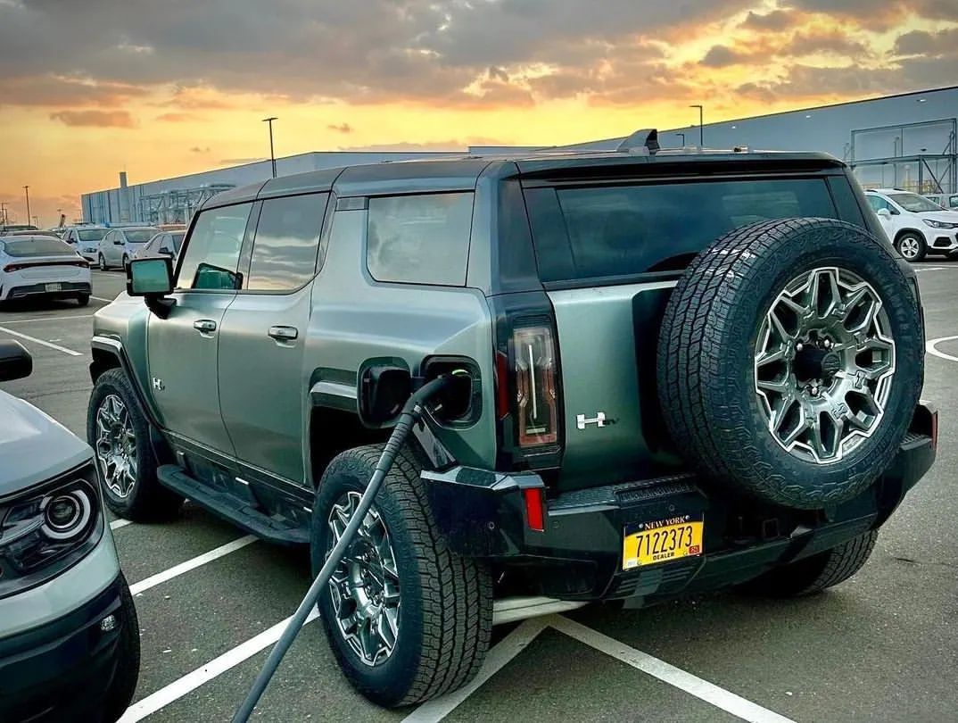 2023"纯电动"悍马登场,墨绿色漆面 三台电动机,未来科技范十足