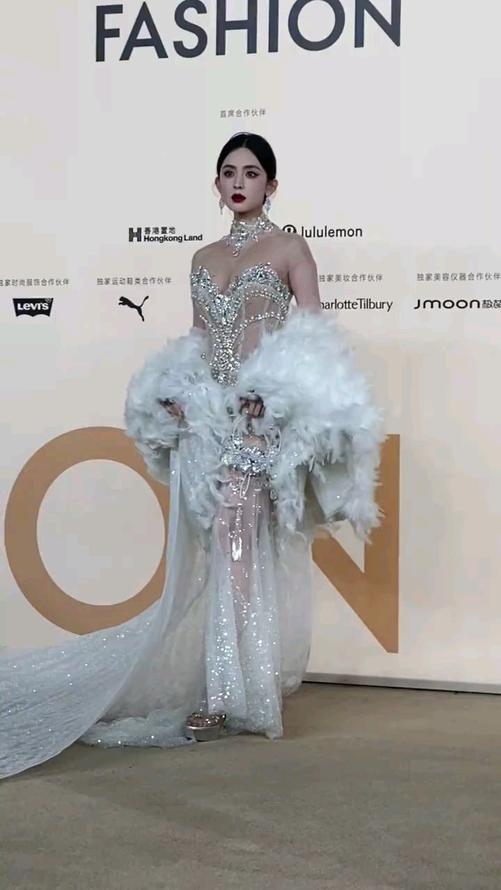 雪之女王古力娜扎,今晚vogue红毯又被惊艳到了!