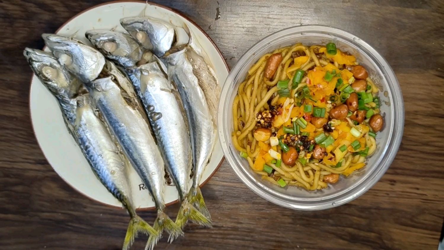 晚餐吃:清蒸青鱼、凉拌面