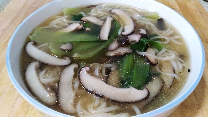 分享“香菇油菜汤”的家常做法,味道鲜香,大人孩子都爱吃