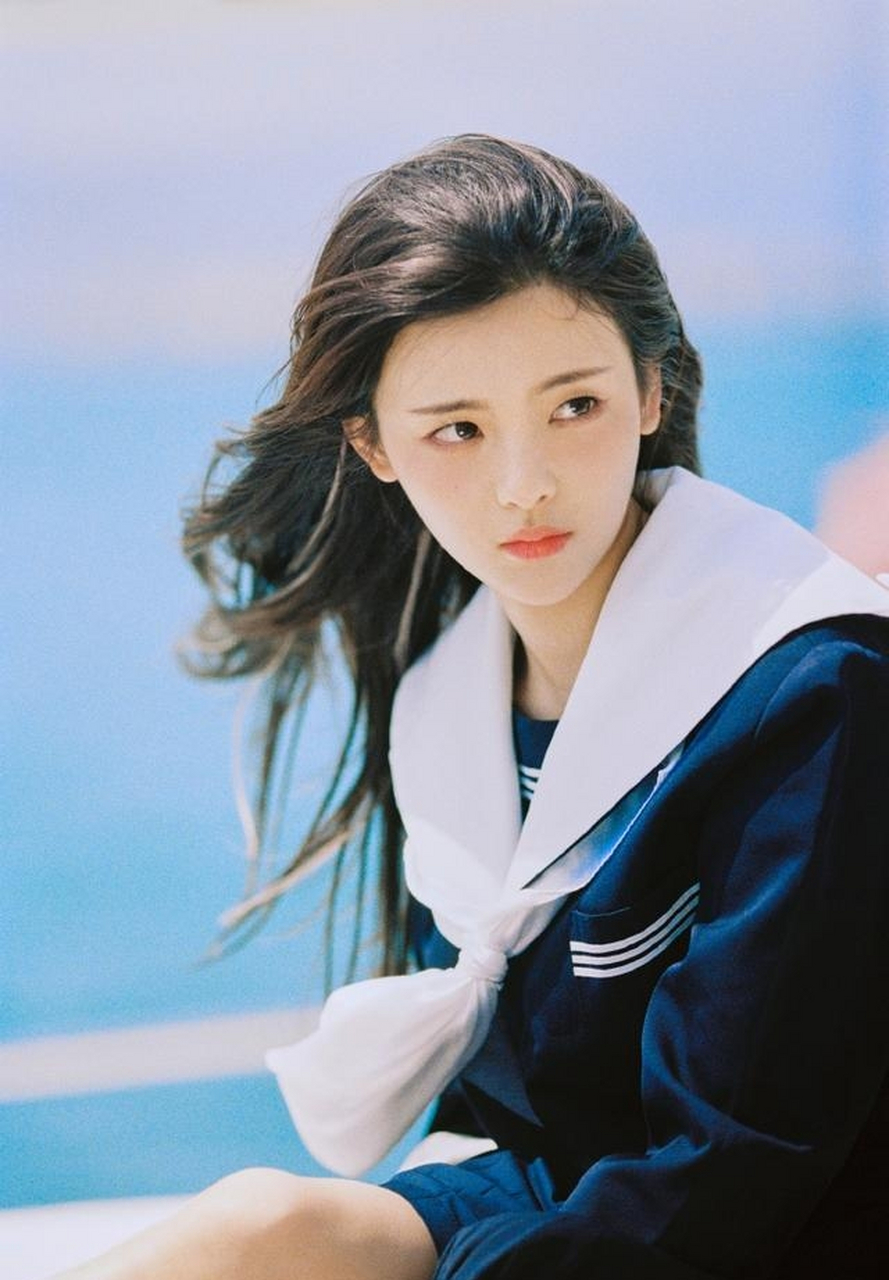 杨超越拍水手服胶片写真 日系美少女迷倒众人!