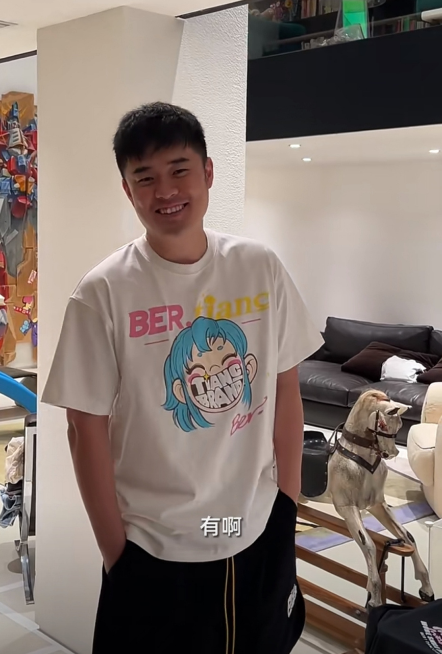 身后一面墙都是陈赫收藏的各种限量版鞋子,别看他日常工作不多,但家境