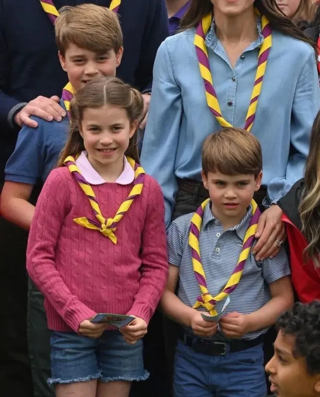 凯特的三个孩子既能射箭,又能开挖掘机,而梅根家的大宝到现在却只会