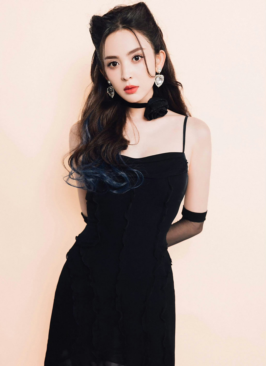 古力娜扎参加综艺节目,身穿黑色吊带裙展现出完美身材,皮肤白皙,身材