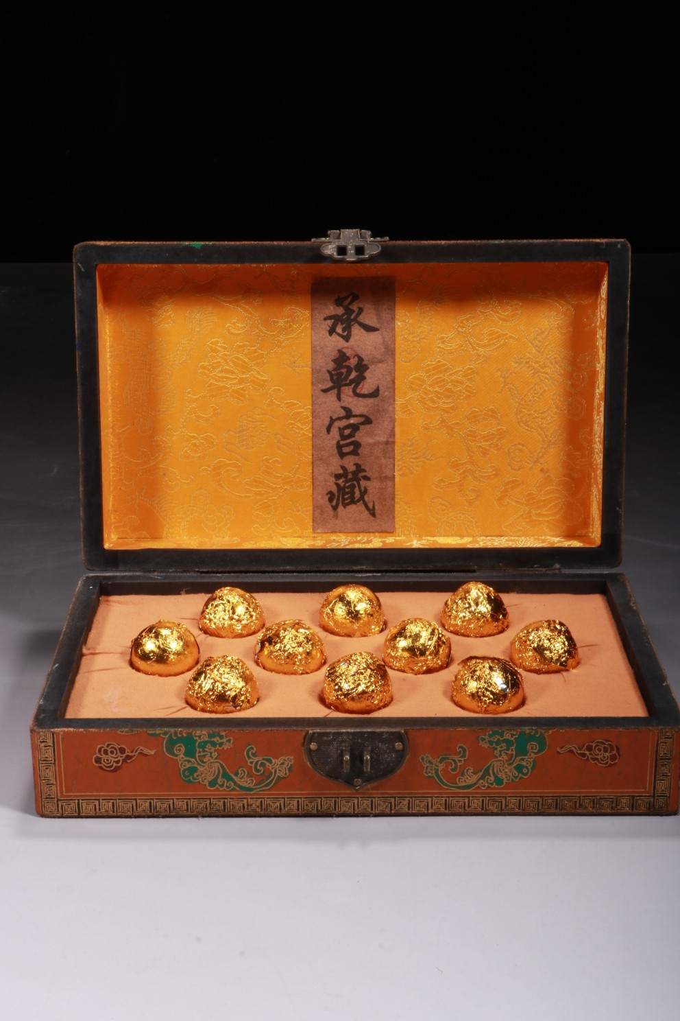 清代宫廷御赐安宫牛黄丸一盒,共10粒,带金箔