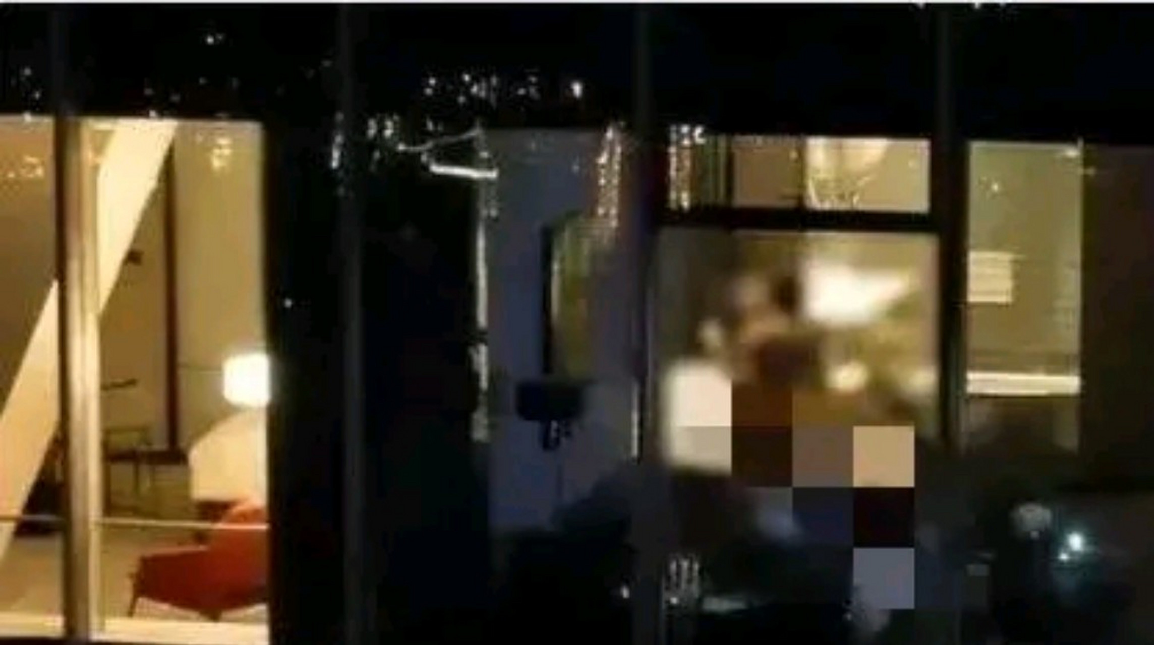 苏州情侣高空酒店内做运动,被无人机拍下在网上曝光,没拉窗帘.