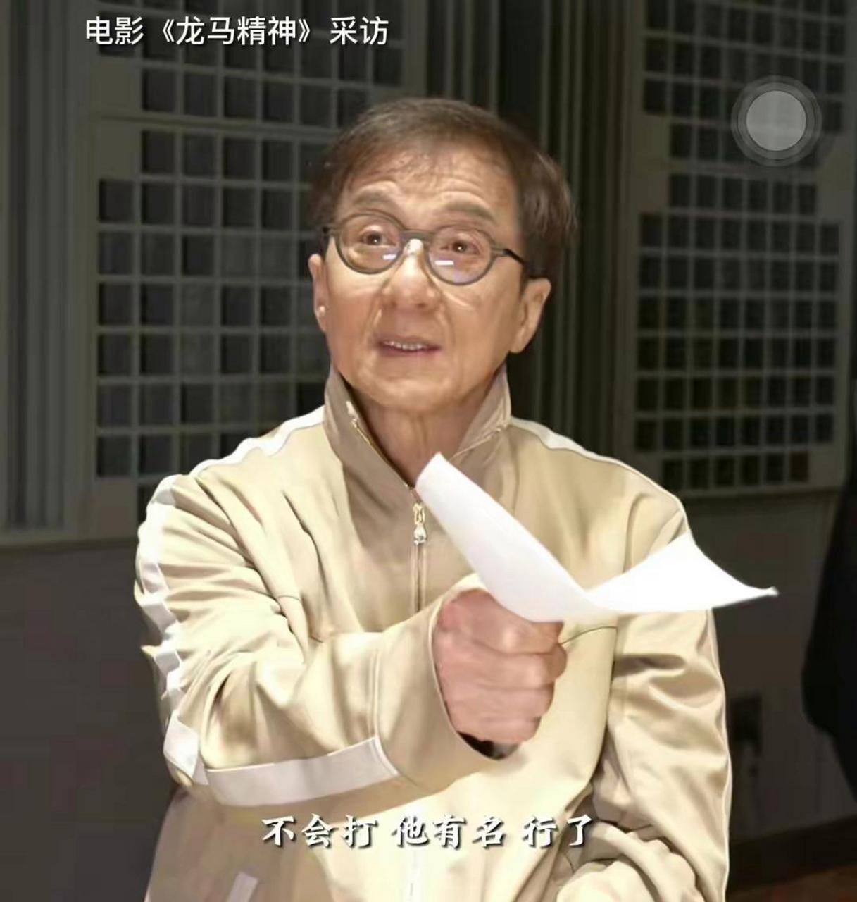 68岁成龙现身少林寺宣传新电影,走路不稳踉踉跄跄,健康引担忧