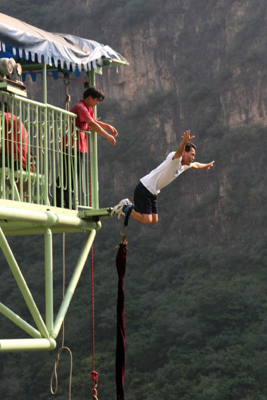 去蹦极,问工作人员:蹦一次多少钱?工作人员回答:一次260.