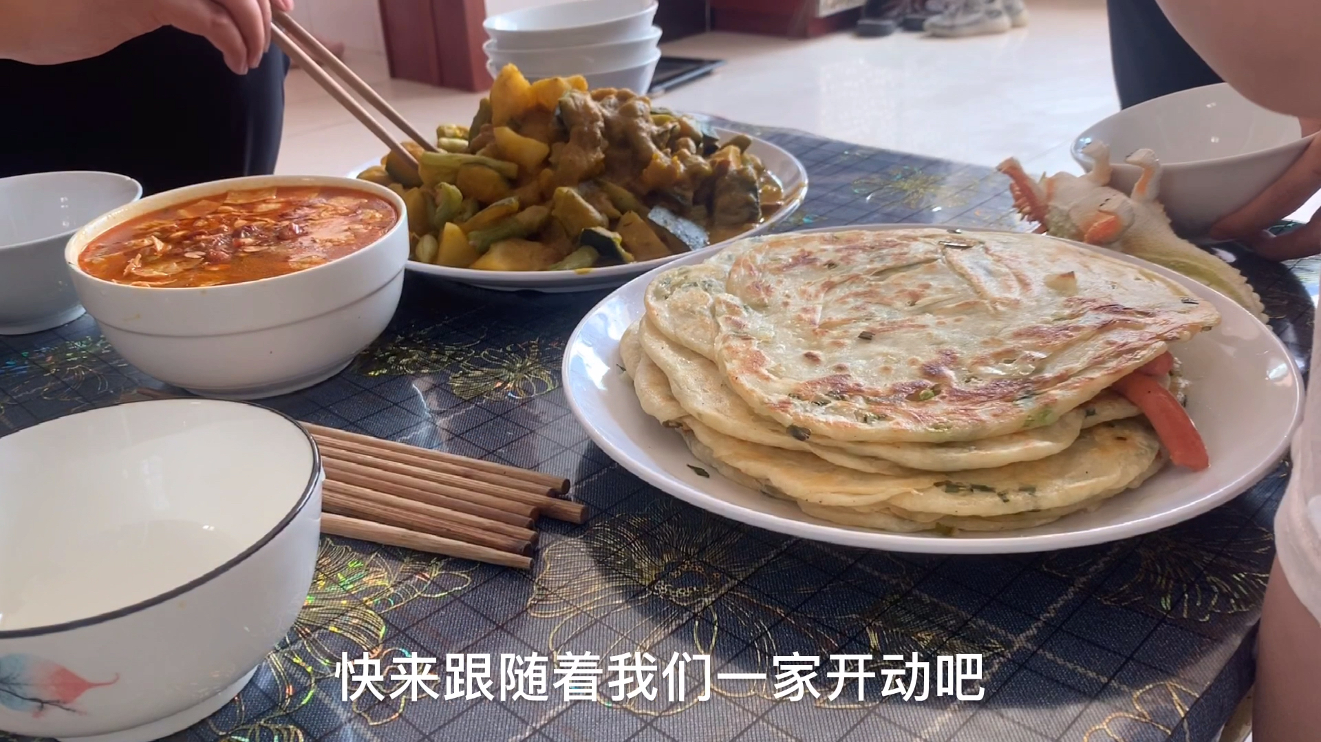 农家南瓜炖土豆,配上一个葱花饼一家人都吃好了