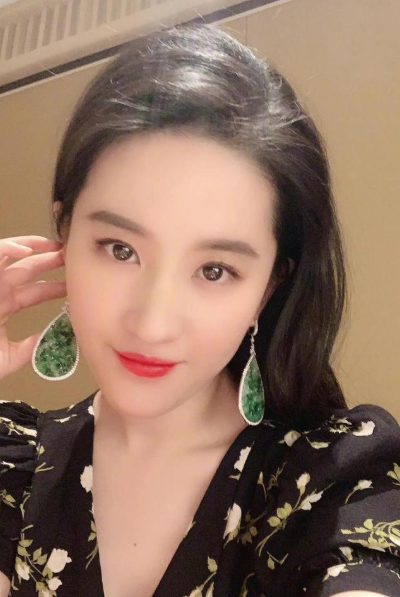 刘亦菲不愧是"神仙姐姐",随意搭配的花青翡翠都让她气质感满满