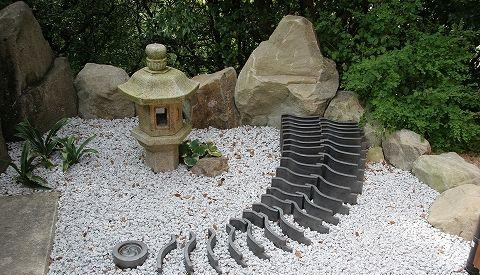 旧瓦片当垃圾处理太可惜,挑一些仿日式布小景,美极了