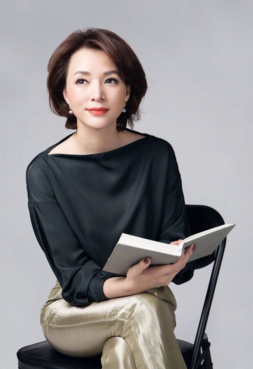 从中央电视台更新的主持人名单看,董卿依然是央视综艺节目的顶梁柱.