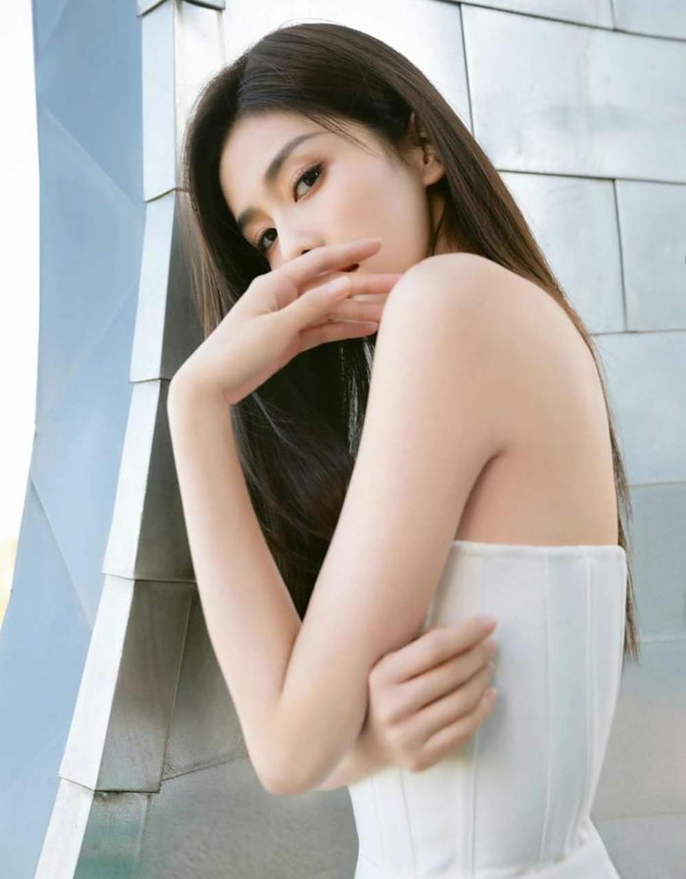 白鹿在时尚大片中身穿一袭白色抹胸裙,尽显清新气质.