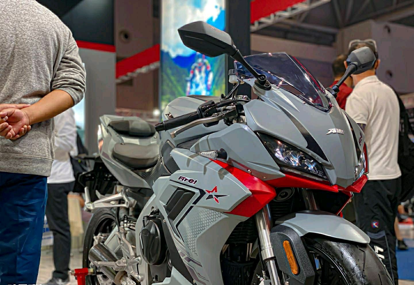 轴距1380mm,坐高810mm,aw500r采用了双翼梁车身设计,以及铝合金后摇臂