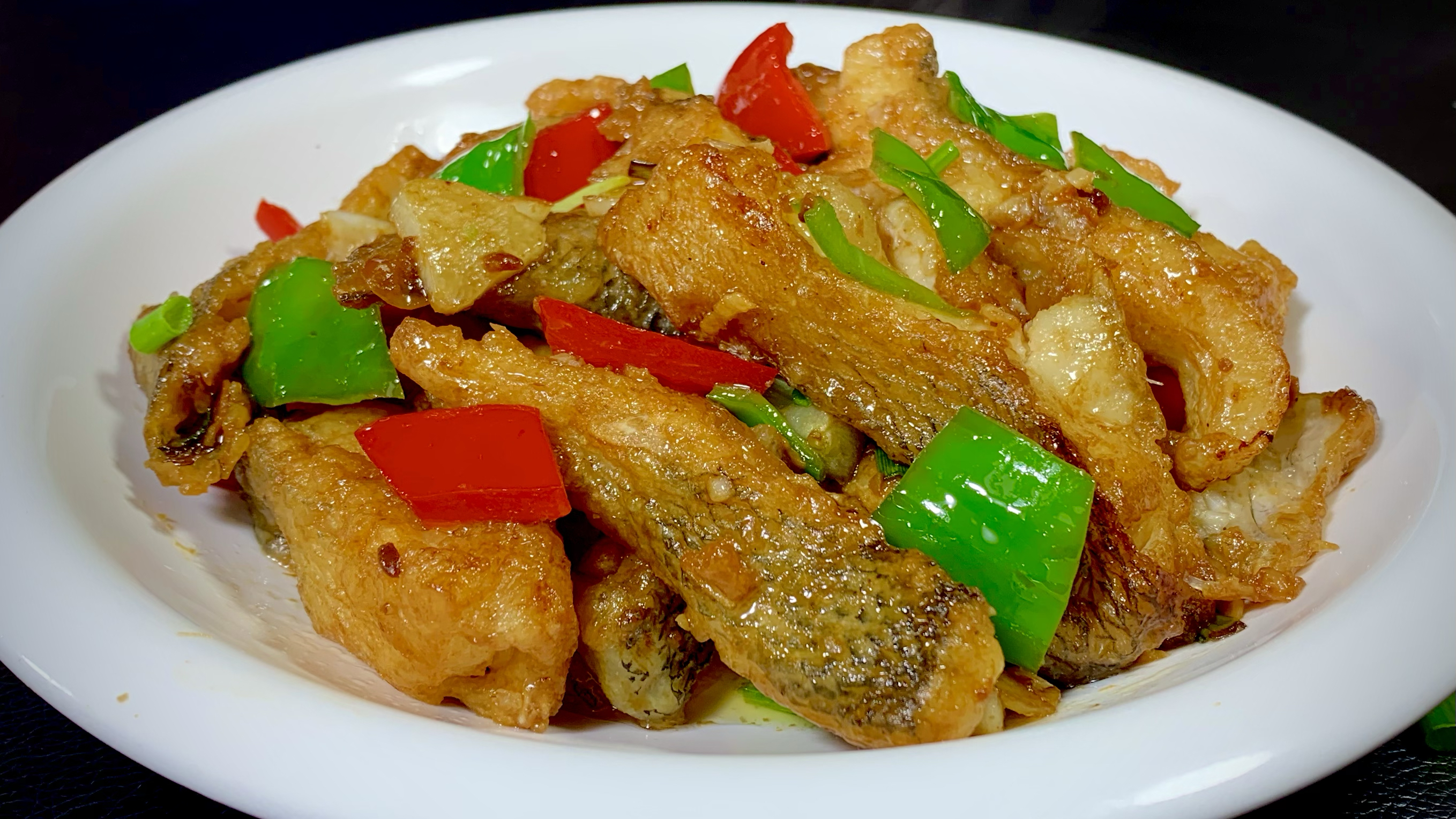 我家鲈鱼从不清蒸,大厨教你从没吃过的做法,淋2个鸡蛋鲜香美味