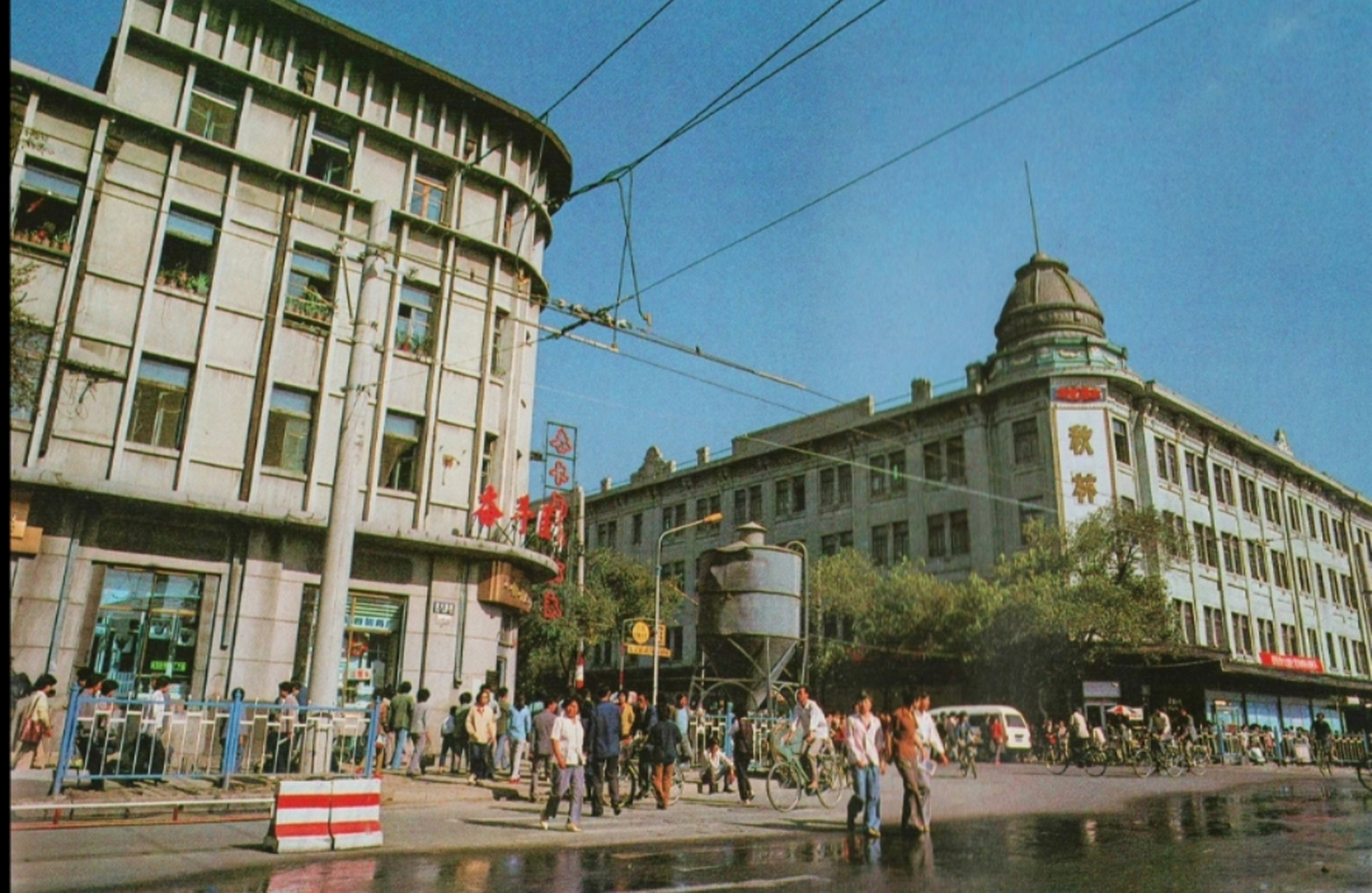 哈尔滨老照片,奋斗药店对面的哈尔滨秋林公司,这座具有欧式风格的建筑