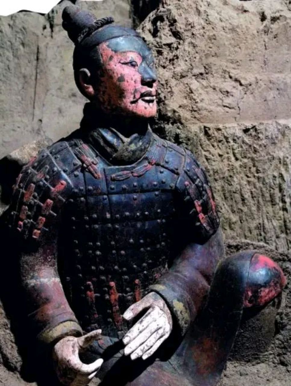 这是刚出土时兵马俑的模样,有一种令人震撼的美.