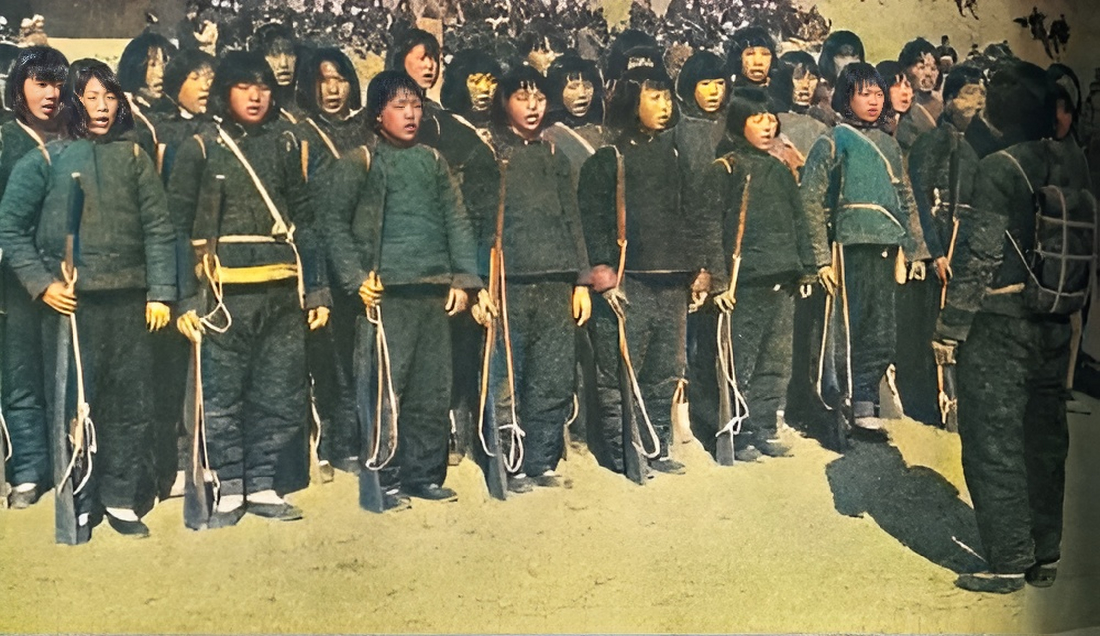 真实的八路军女战士  照片记录的是一名八路军女战士吃饭的情景.