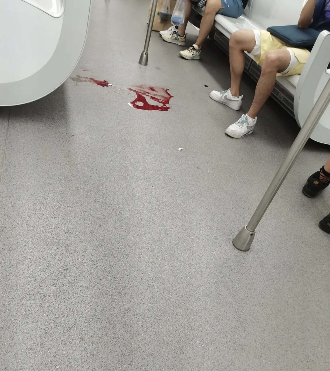 地铁二号线,有个女的突然吐血昏迷,直接倒在车厢地上,但是特别吓人,一