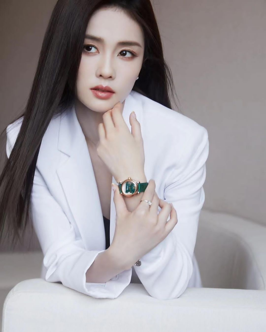 热播剧女明星白鹿近日在社交平台上分享了一组令人惊艳的照片.其中一