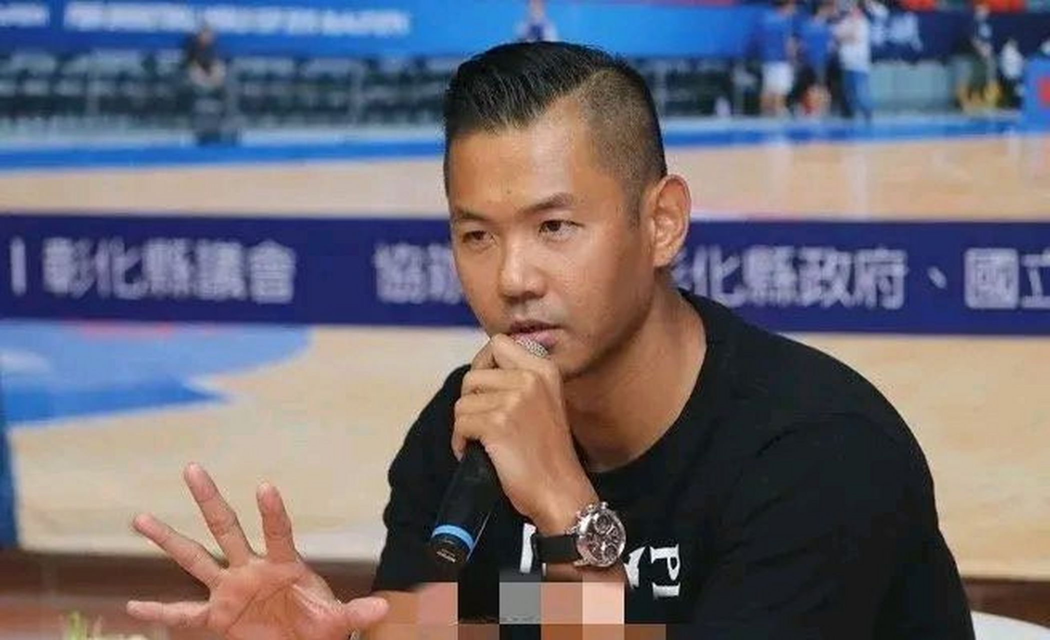 曾经暴打过汪小菲的台湾艺人陈建州,最近在社交平台上发文,他和妻子