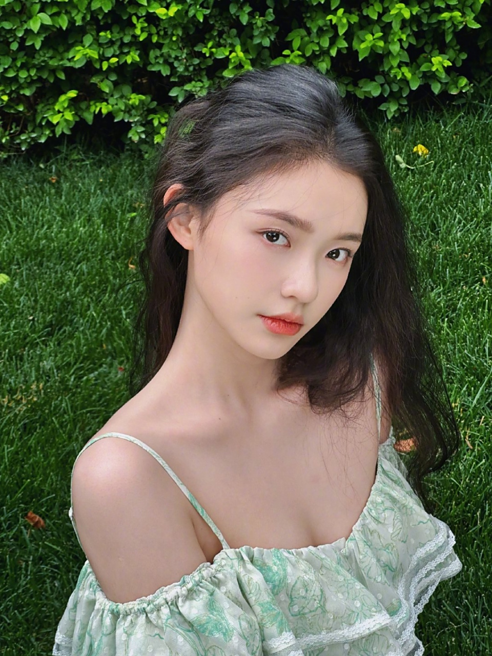 林允# 一袭绿色吊带裙,肤白貌美的容颜,窈窕曼妙的身材,丰满傲人的