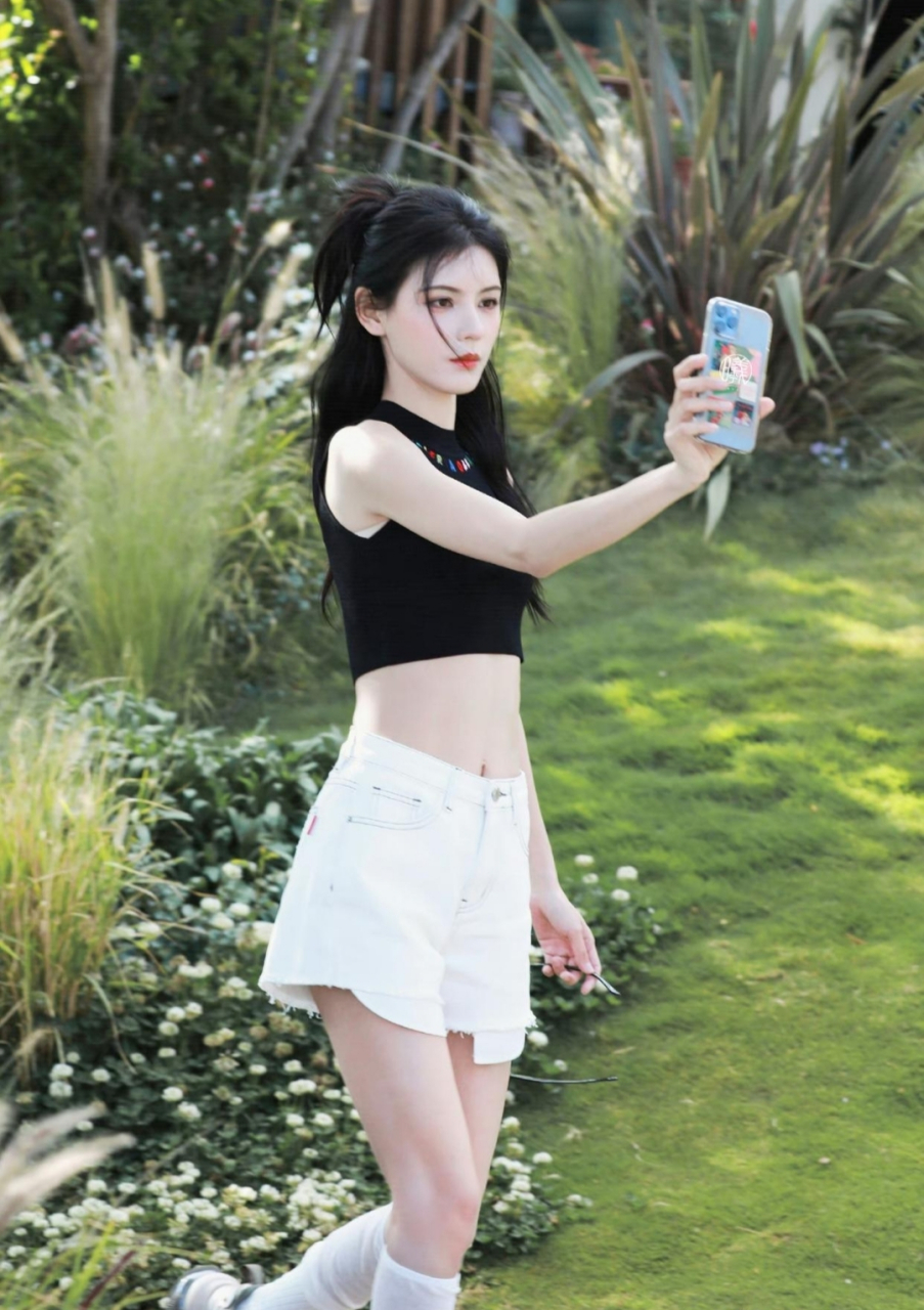 张予曦穿黑色短款上衣搭配白色短裤,大秀小蛮腰!肌肤白皙,身姿曼妙,温