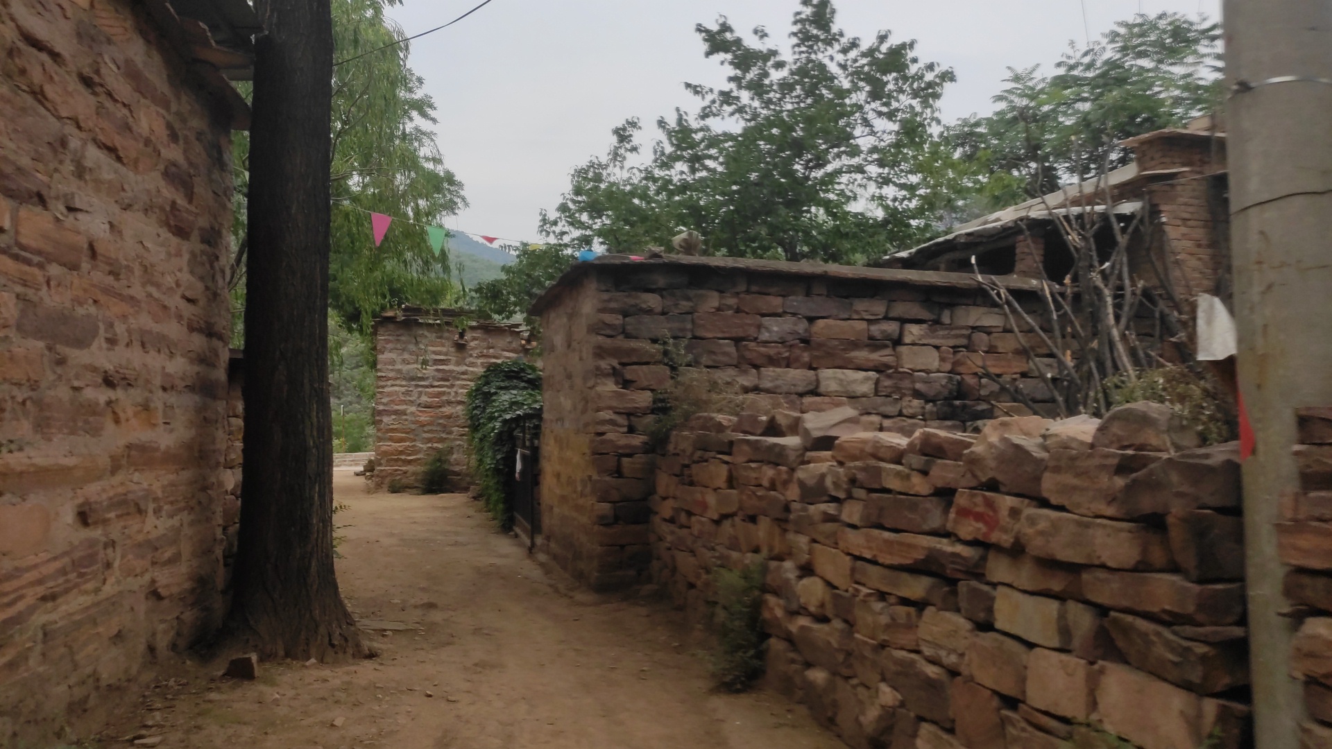 峡沟村和峡沟水上挂壁公路