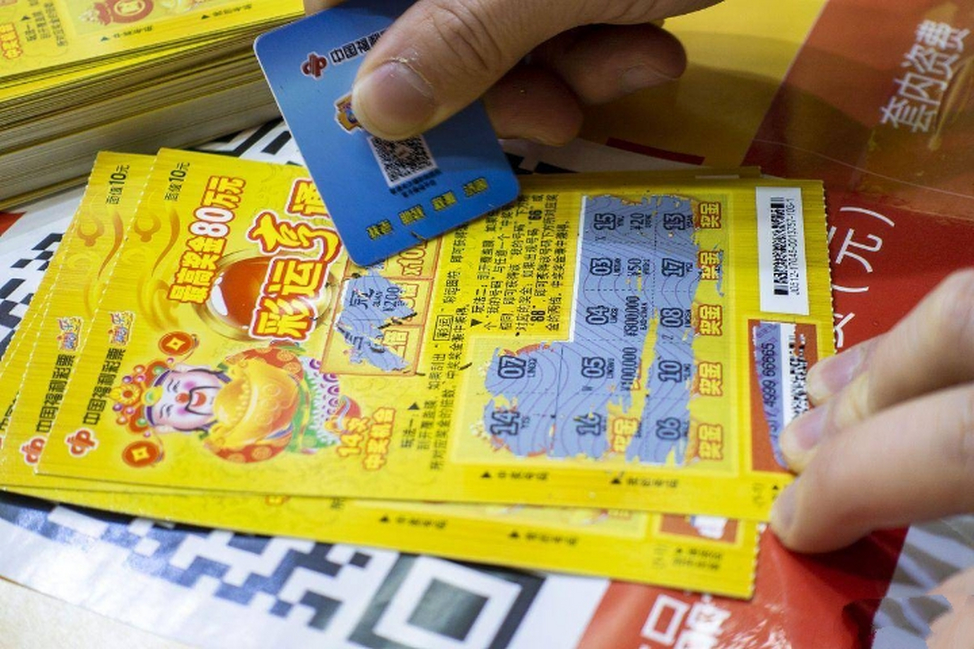 买二张刮刮乐中40万,激动到尖叫 5月16日,湖南浏阳的夫妻俩带孩子花20