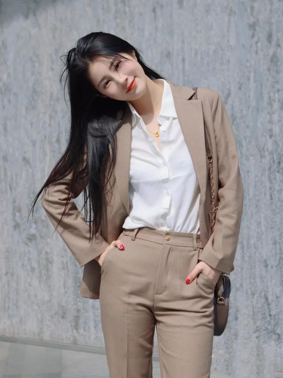 西服套装加白衬衫,端庄优雅,彰显职场精英女性的时尚范