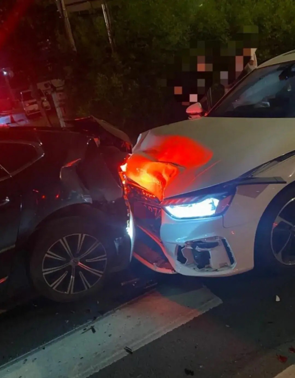 看看奥迪a4追尾前车(好像是沃尔沃?