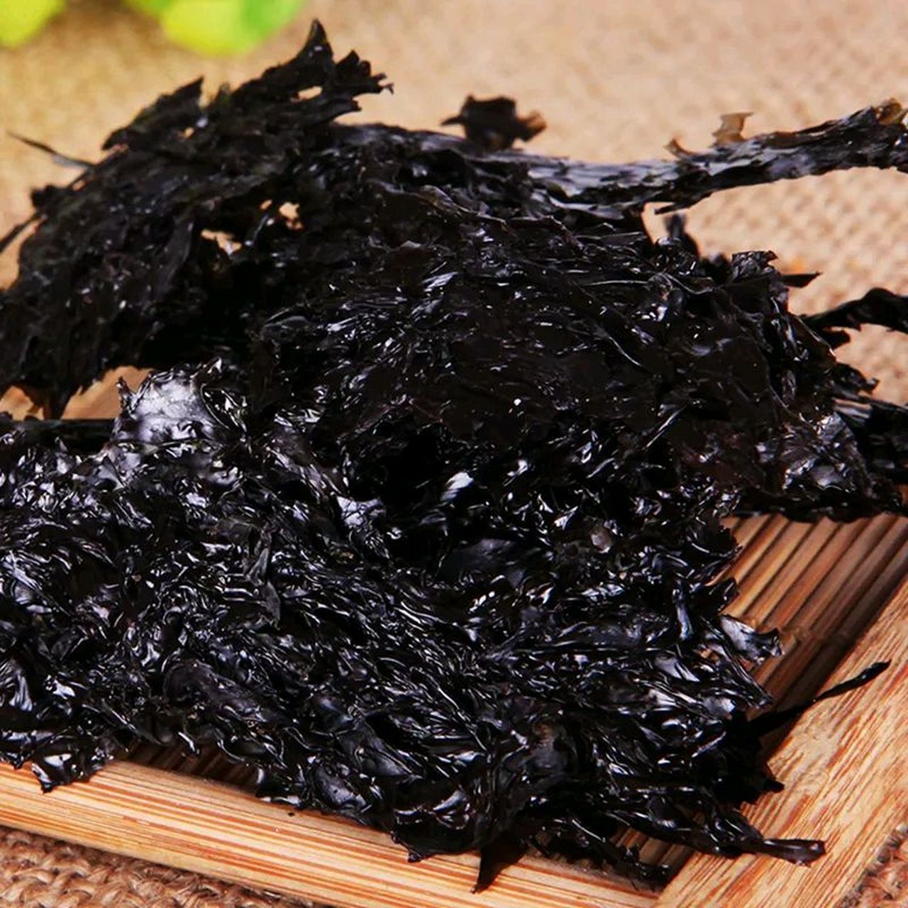 紫菜的4种养生功效 1,紫菜营养丰富,富含碘,可以防治因缺碘造成的"