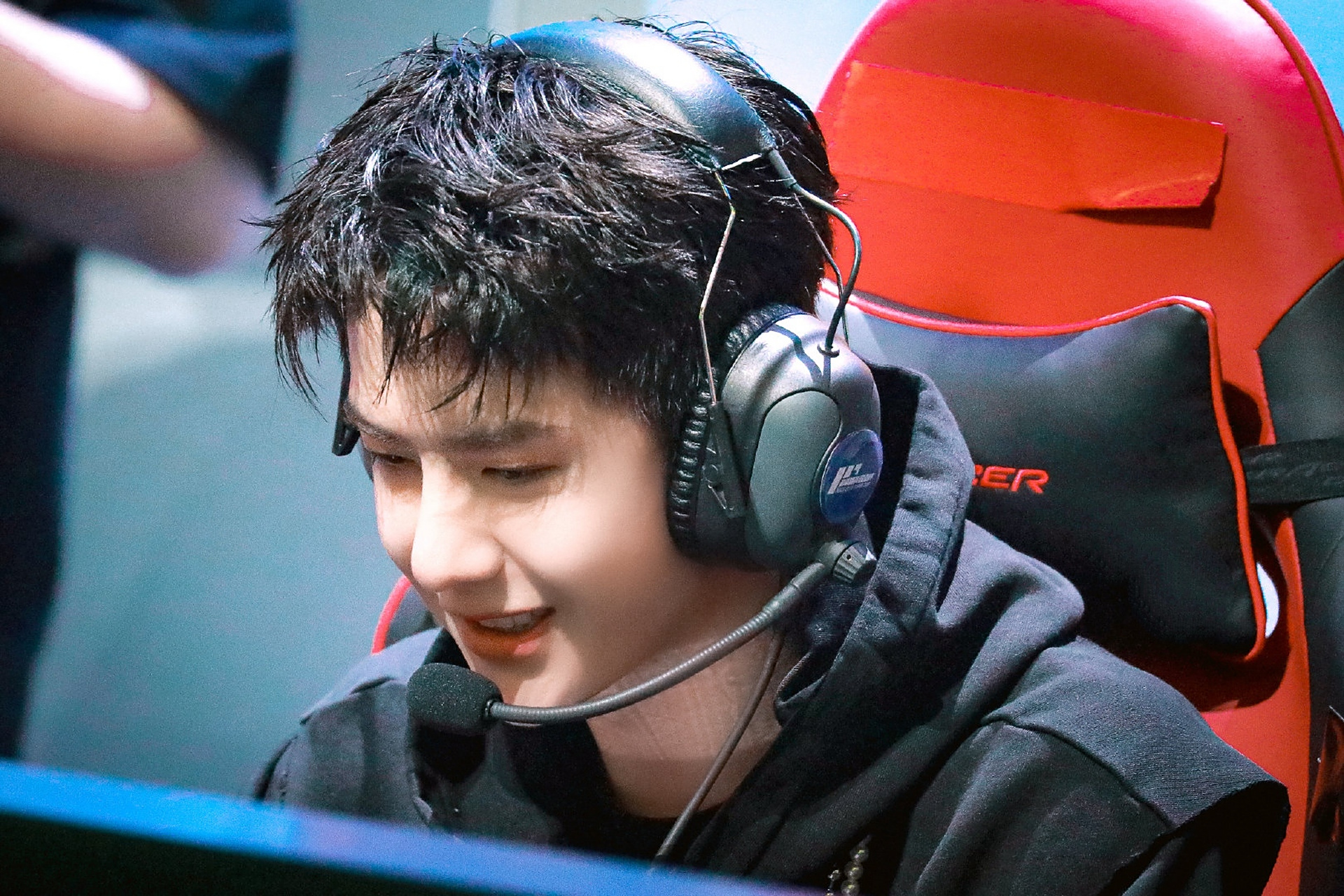 王一博的镜头感,总在不经意间,帅得一笔,那年凭借这个侧颜,让多少人