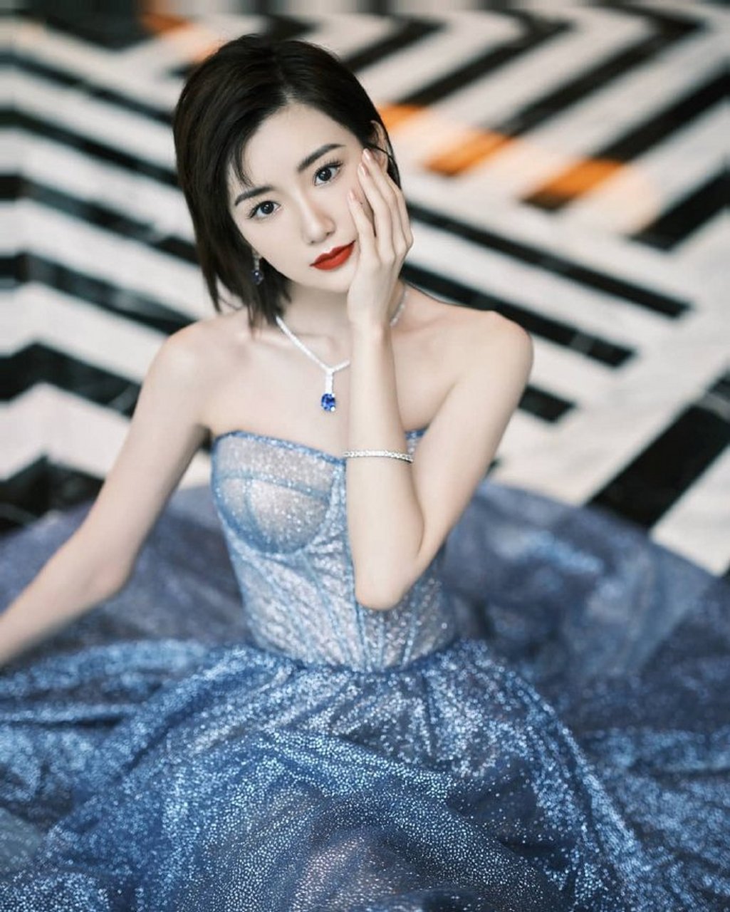 毛晓彤穿星空蓝闪钻抹胸裙,气质高贵灵动  毛晓彤身着星空蓝闪钻抹胸