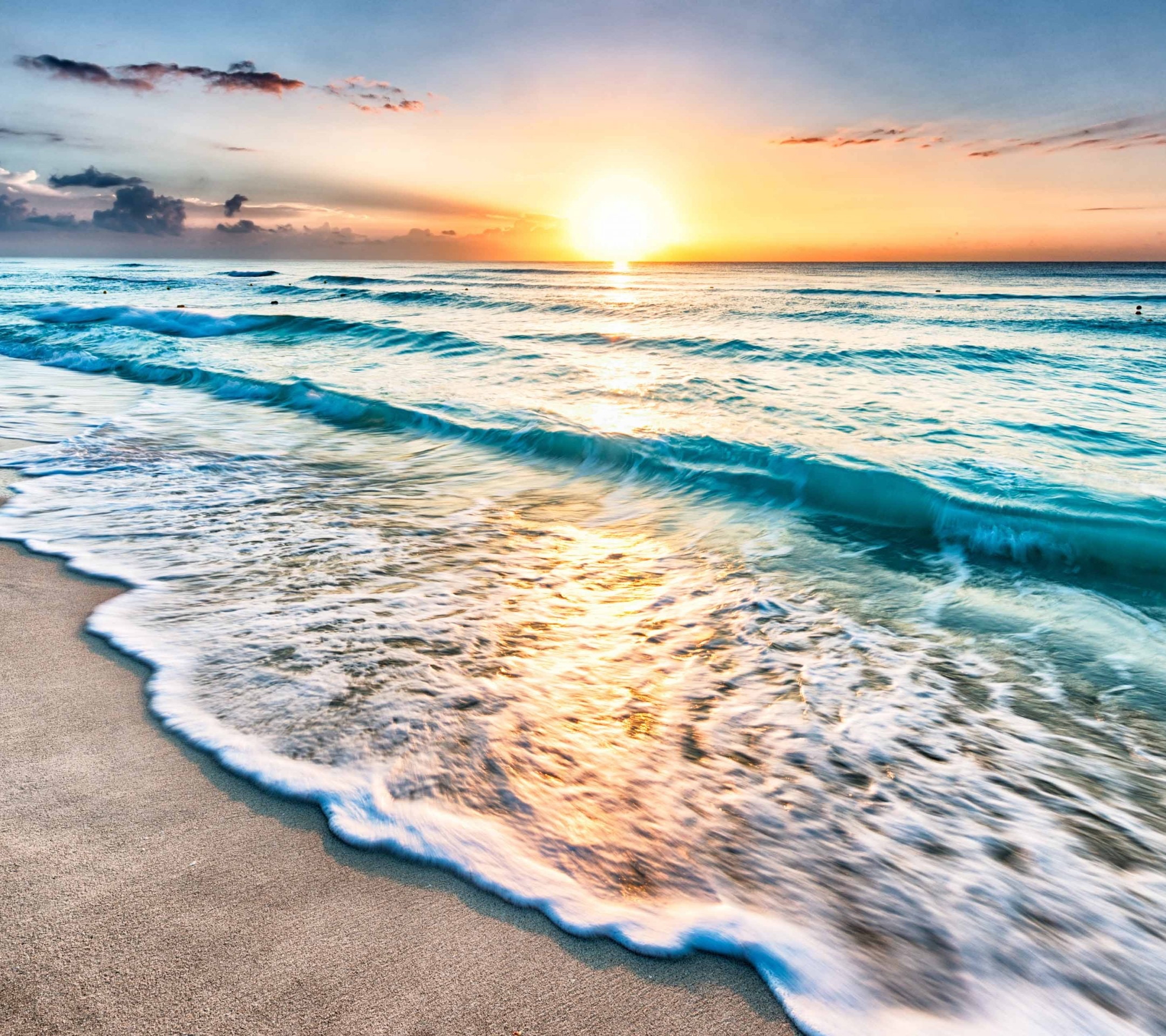 海浪拍打着沙滩,一浪高过一浪, 浪花一朵朵盛开,浪花一朵朵落下 盛开