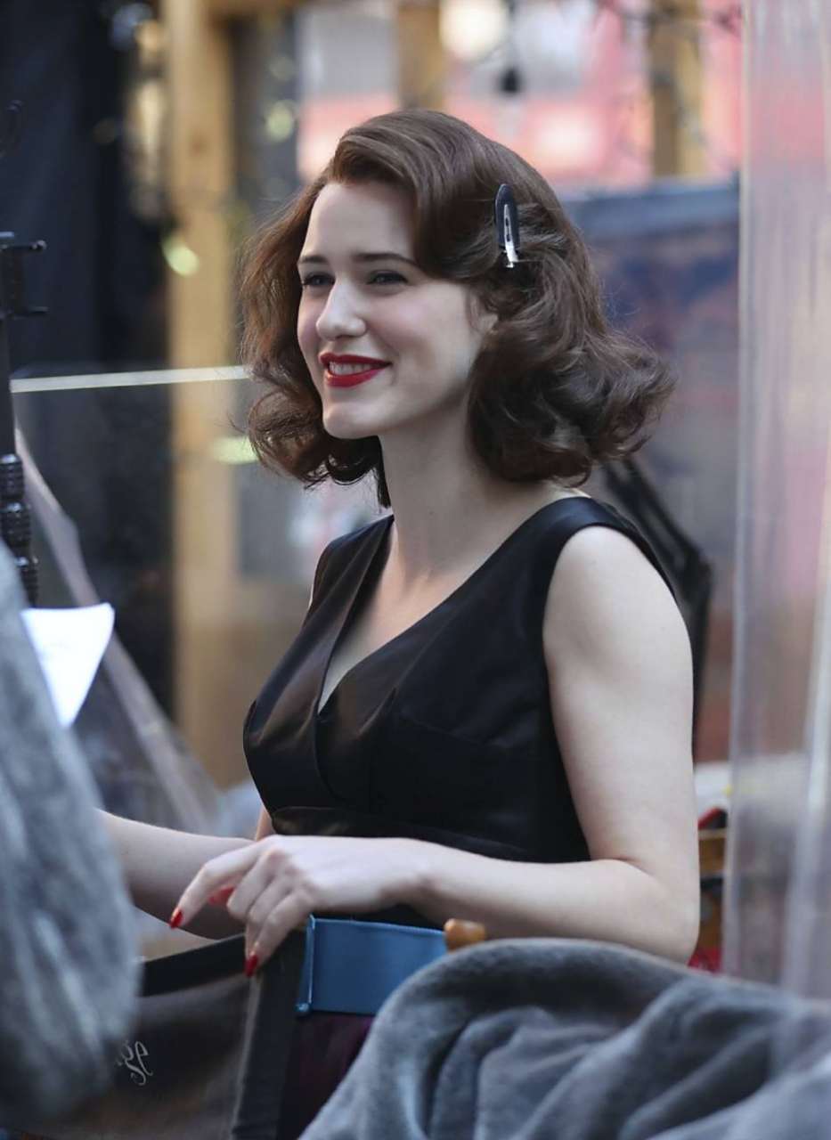 蕾切尔·布罗斯纳安(rachel brosnahan),肌肤赛雪,烈焰红唇,玉葱纤手