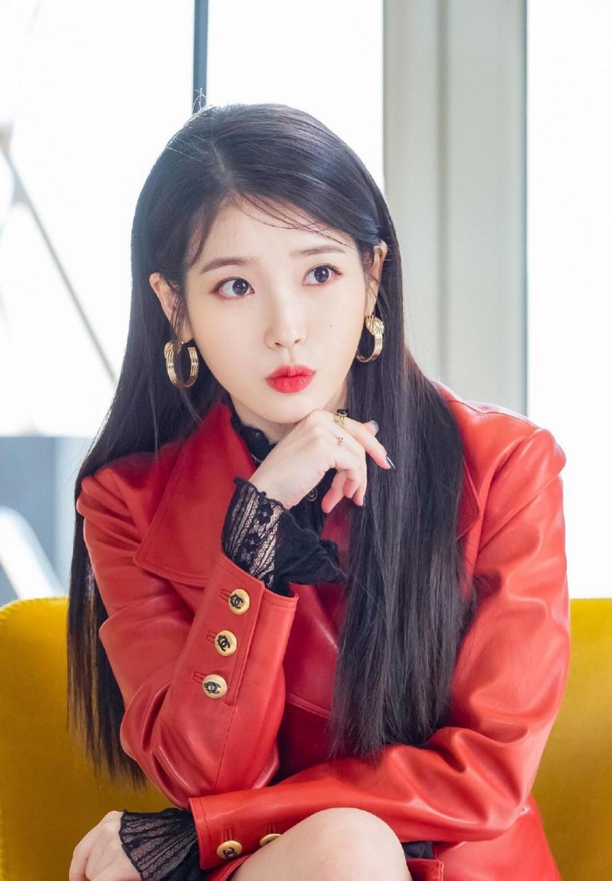 国民妹妹iu在德鲁纳酒店里化身为高贵复古的满月社长,这部剧里最大的