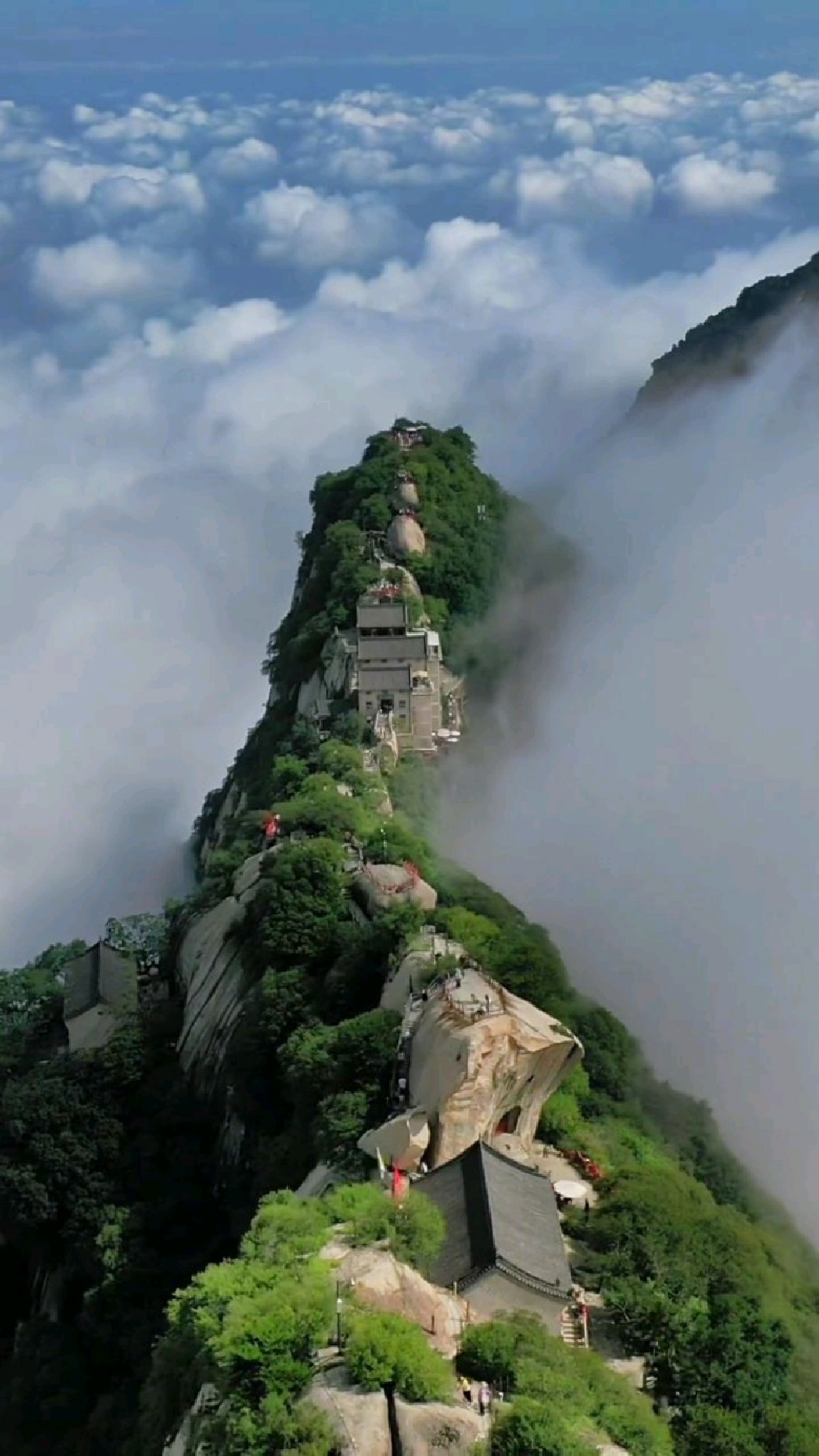 华山雨后出现云海奇观,云雾缭绕人间仙境