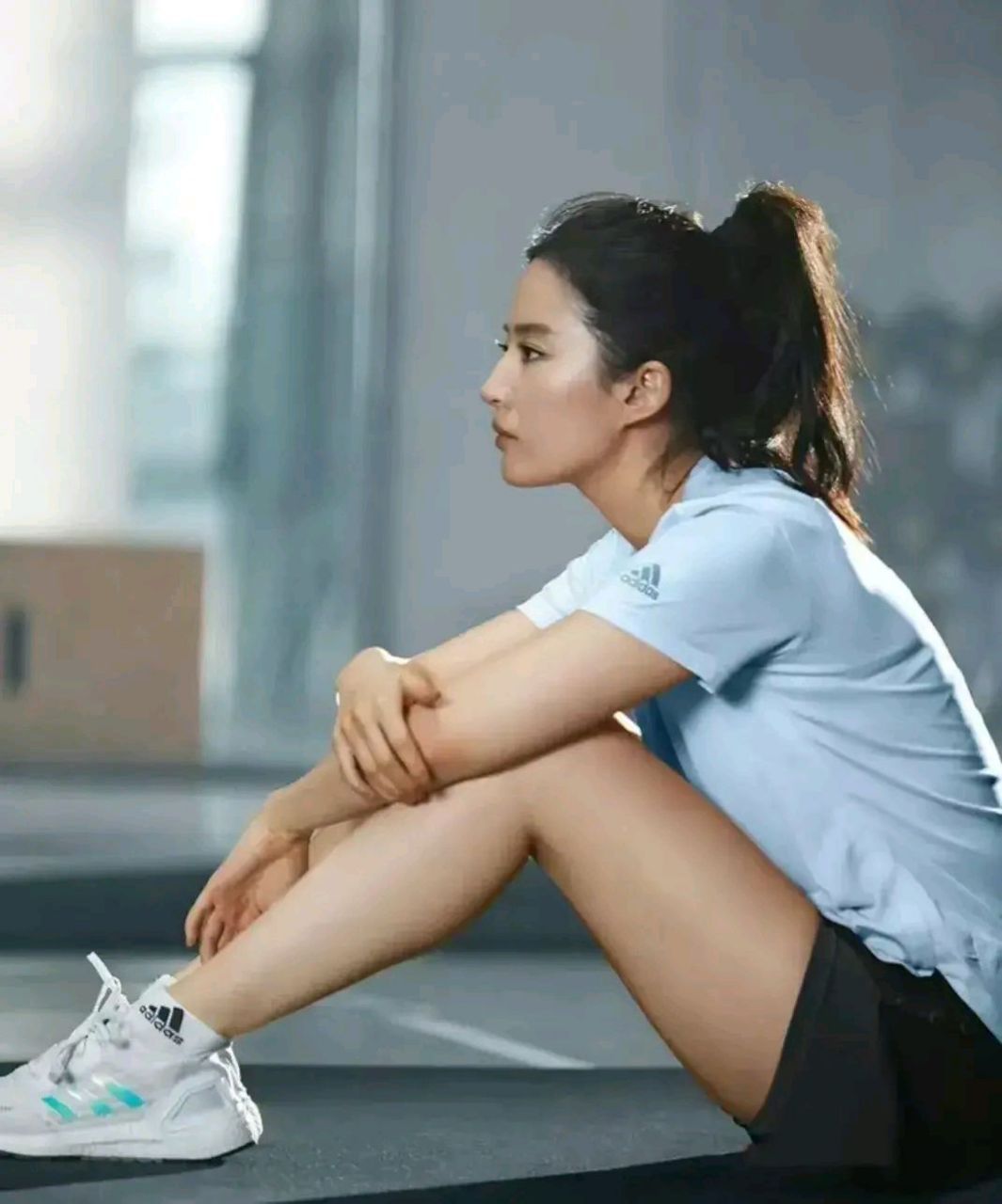 刘亦菲健身图,穿运动套装扎高马尾,看着还是大学生模样!