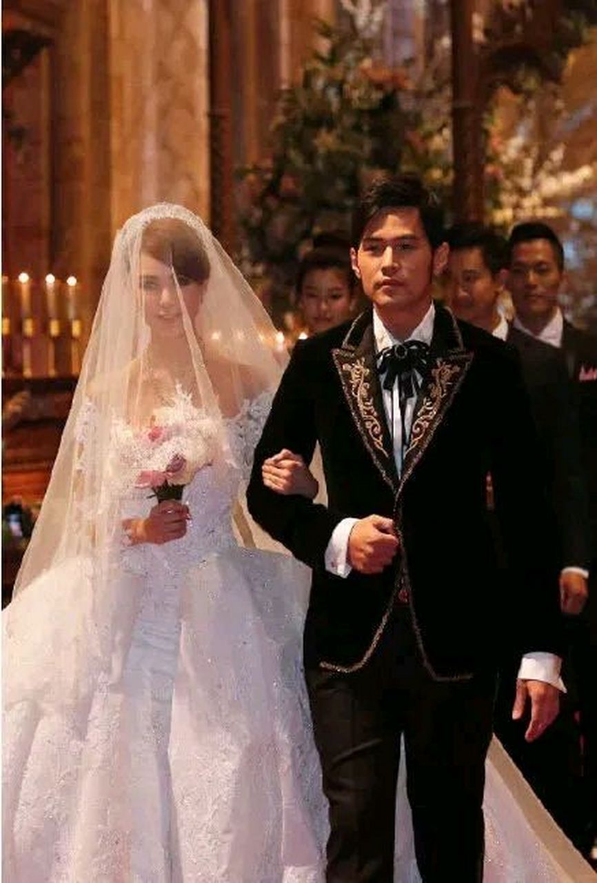 演唱会上,周杰伦把蔡依林拥入怀里,在灯光暗下来的霎那,用唇覆盖了她