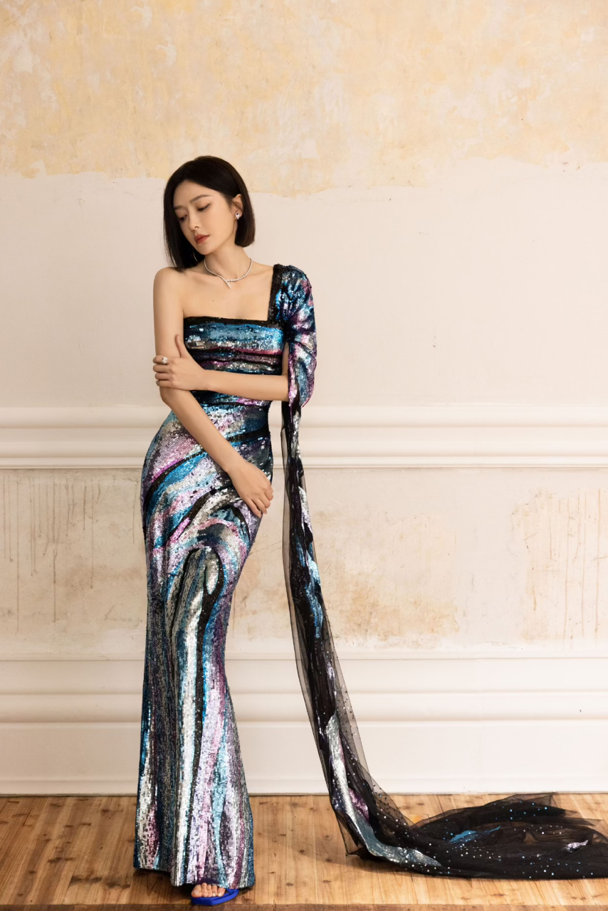穿亮片抹胸鱼尾裙,飘带经典设计个性创意,多巴胺色相呼应整体即视感